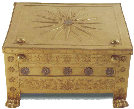 [Η χρυσή λάρνακα, βάρους 7.790 γρ. που βρέθηκε στο θάλαμο του μεγάλου βασιλικού τάφου της Βεργίνας.]